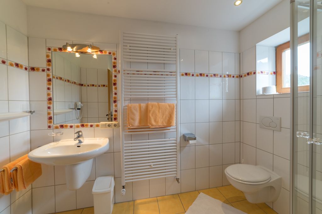 Gästehaus Funk Wallgau - Ferienwohnung Wetterstein Badezimmer