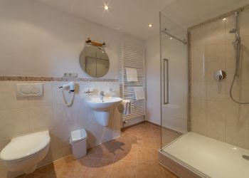 Gästehaus Funk Wallgau - Ferienwohnung Zirbennest Badezimmer